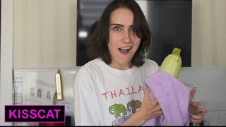 Kisscat Yemek Yaparken Üvey Kardeşini Baştan Çıkarıp Kanepeye Eğildi