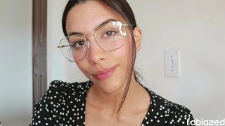 Psikiater Brunette Berkacamata Berbisik Sambil Memainkan Memek
